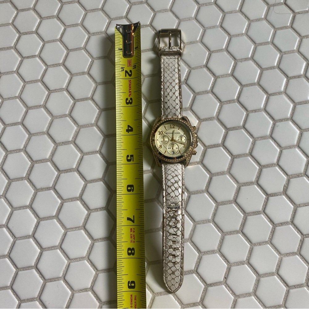 Michael Kors Watch. 5282. Leather Band. Gold Tone with Crystals - Picture 3 of 6